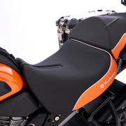 Комфортное заниженное мотосиденье -25 мм для водителя Wunderlich AKTIVKOMFORT на мотоцикл Harley-Davidson Pan America 1250, черно-оранжевое 90101-003 