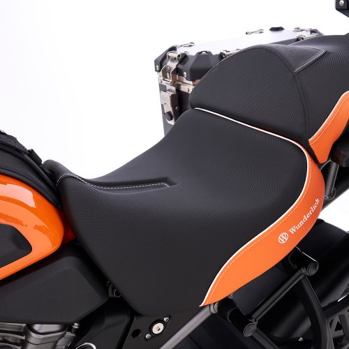 Комфортное заниженное мотосиденье -25 мм для водителя Wunderlich AKTIVKOMFORT на мотоцикл Harley-Davidson Pan America 1250, черно-оранжевое