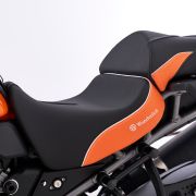 Комфортное заниженное мотосиденье -25 мм для водителя Wunderlich AKTIVKOMFORT на мотоцикл Harley-Davidson Pan America 1250, черно-оранжевое 90101-003 2