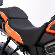 Комфортное заниженное мотосиденье -25 мм для водителя Wunderlich AKTIVKOMFORT на мотоцикл Harley-Davidson Pan America 1250, черно-оранжевое 90101-003 3