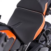 Комфортное заниженное мотосиденье -25 мм для водителя Wunderlich AKTIVKOMFORT на мотоцикл Harley-Davidson Pan America 1250, черно-оранжевое 90101-003 4