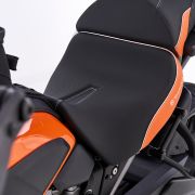 Комфортное заниженное мотосиденье -25 мм для водителя Wunderlich AKTIVKOMFORT на мотоцикл Harley-Davidson Pan America 1250, черно-оранжевое 90101-003 5