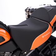 Комфортное высокое мотосиденье +25 мм для водителя Wunderlich AKTIVKOMFORT на мотоцикл Harley-Davidson Pan America 1250, черно-оранжевое 90102-003 