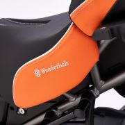 Комфортное высокое мотосиденье +25 мм для водителя Wunderlich AKTIVKOMFORT на мотоцикл Harley-Davidson Pan America 1250, черно-оранжевое 90102-003 2