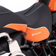 Комфортное высокое мотосиденье +25 мм для водителя Wunderlich AKTIVKOMFORT на мотоцикл Harley-Davidson Pan America 1250, черно-оранжевое 90102-003 3
