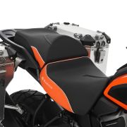 Комфортное высокое мотосиденье +25 мм для водителя Wunderlich AKTIVKOMFORT на мотоцикл Harley-Davidson Pan America 1250, черно-оранжевое 90102-003 5