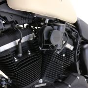 Кронштейн крепления компактного сигнала SoundBomb, Harley Davidson (с двигателем Evolution, также известным как "EVO") '84-'99 CVO, Touring и Dyna, '84-'00 Softail, '86- Sportster HMT.23.10000 1