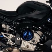 Прозрачная крышка сцепления Rizoma из фрезерованного алюминия на мотоцикл BMW M1000XR  5