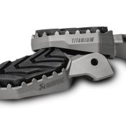 Комплект титановых подножек Akrapovic для мотоцикла BMW R1300GS / Adventure / R1250GS / Adventure / R1200GS / Adv 13046-001 1